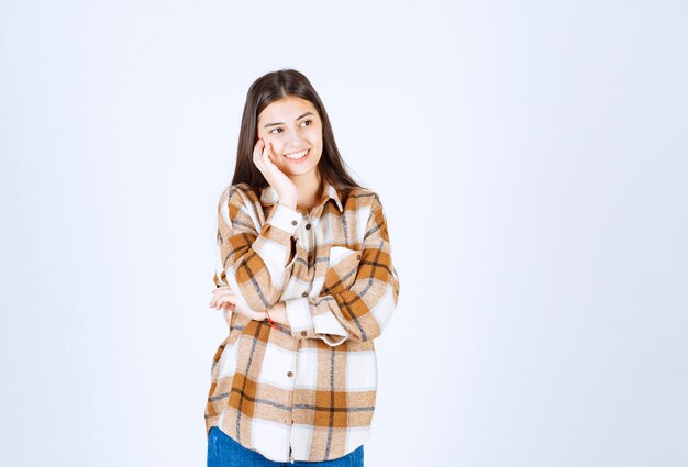 un modèle positif de jeune fille debout et regardant ailleurs.