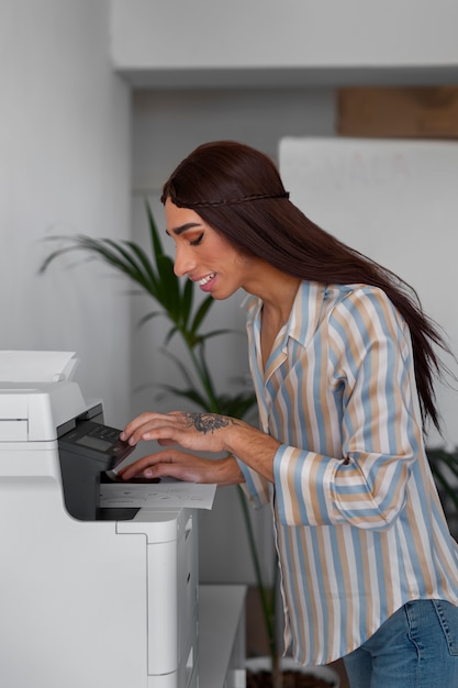 Photo gratuite modèle queer à coup moyen travaillant au bureau