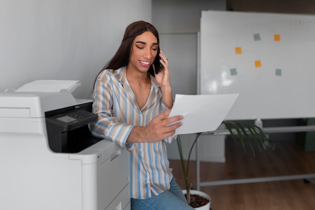 Photo gratuite modèle queer vue de face travaillant au bureau