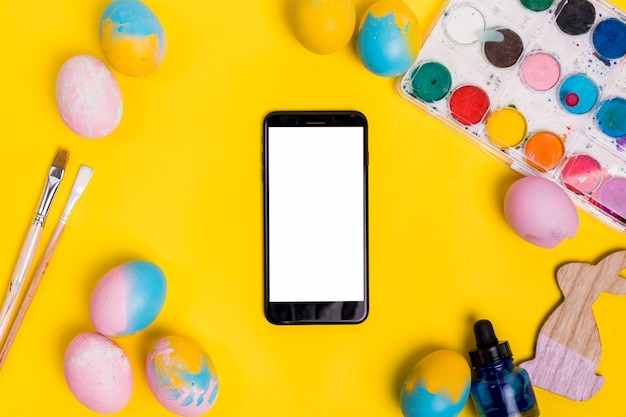 Photo gratuite modèle de smartphone avec décoration de pâques