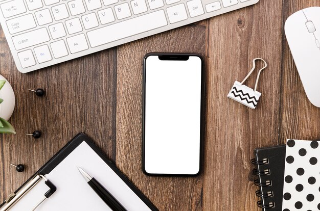 Modèle de smartphone de la vue de dessus sur l&#39;espace de travail