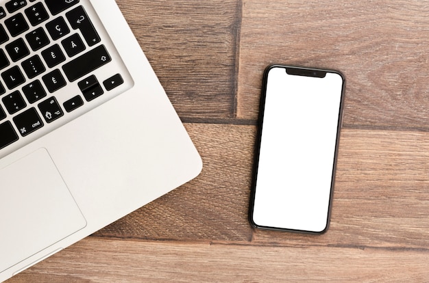 Modèle de smartphone de la vue de dessus sur l&#39;espace de travail