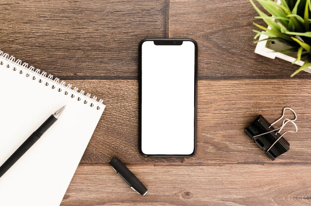 Modèle de smartphone de la vue de dessus sur l&#39;espace de travail