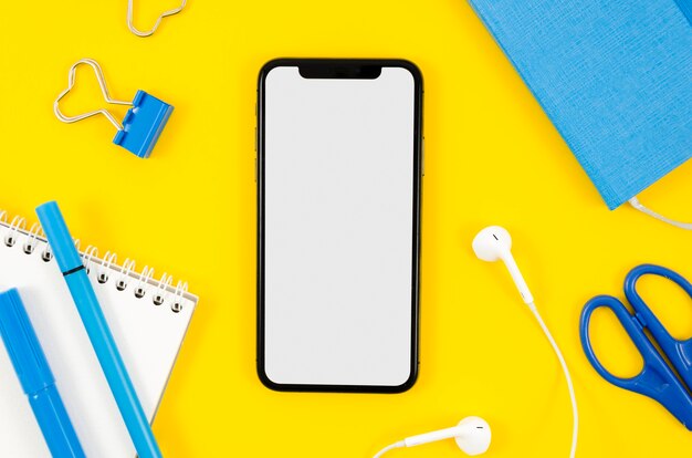 Modèle de smartphone de la vue de dessus sur l&#39;espace de travail