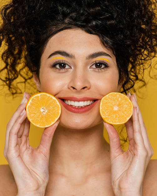 Photo gratuite modèle de smiley gros plan avec des citrons