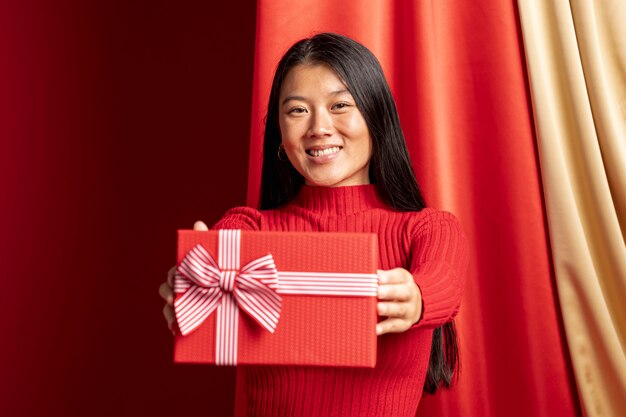 Modèle tenant une boîte cadeau pour le nouvel an chinois