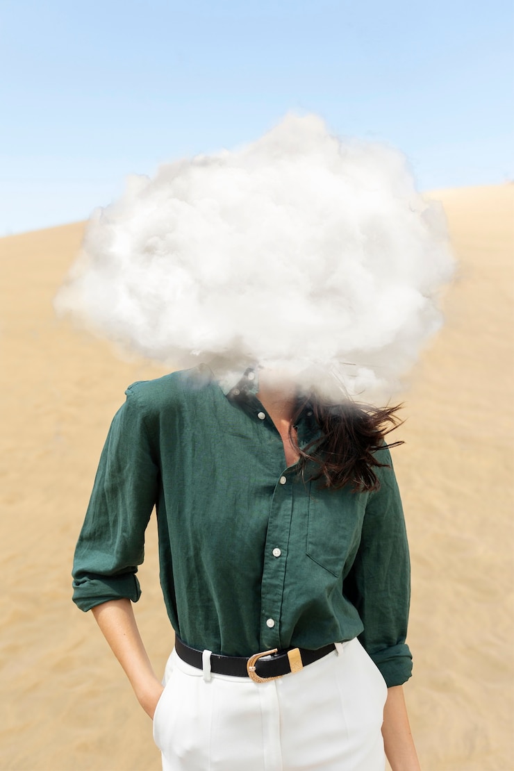 Photo gratuit modèle de tir moyen posant avec une tête en forme de nuage