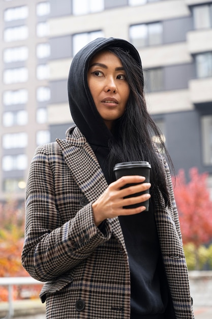 Modèle de tir moyen tenant une tasse de café