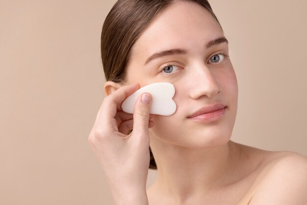 Modèle de vue latérale utilisant gua sha