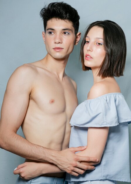 Modèles masculins et féminins posant ensemble