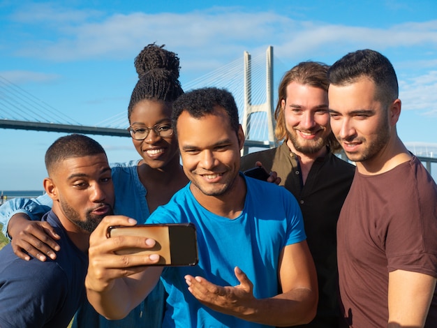 Photo gratuite modèles souriants posant pour l'autoportrait sur prairie.