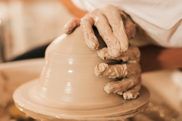 Modélisation de l&#39;argile sur un tour de potier dans l&#39;atelier de poterie