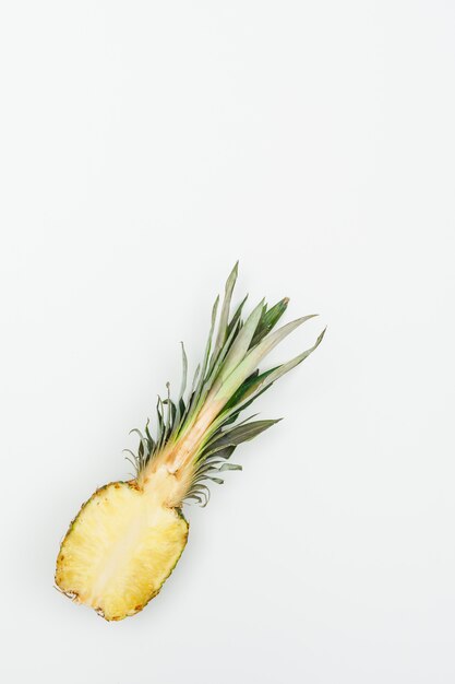 Moitié d'ananas merveilleux sur blanc. mise à plat.