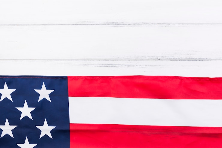 Photo gratuit la moitié du drapeau américain et la moitié de la table en bois blanc