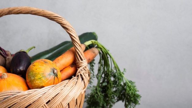 La moitié d'un panier rempli de légumes