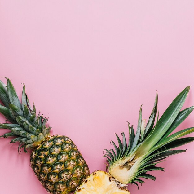 Moitiés d&#39;ananas frais