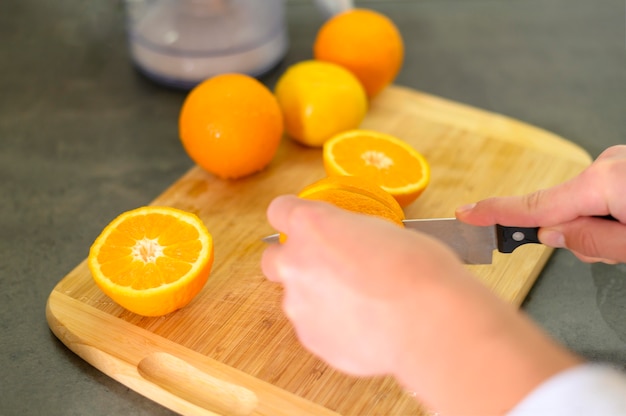 Moitiés d'oranges et couteau dans la cuisine