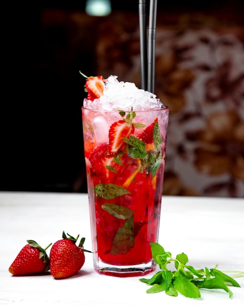 Photo gratuite mojito aux fraises avec beaucoup de glace pilée