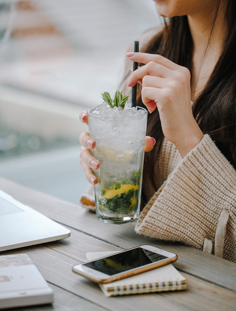 Mojito classique avec glace et menthe