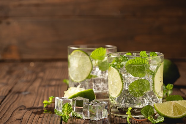 Mojito cocktail sur une table en bois.