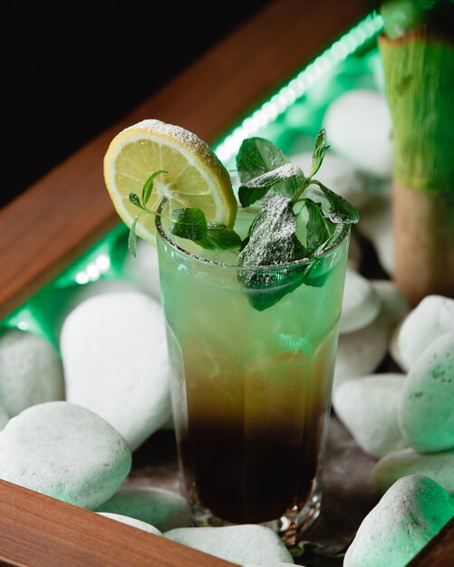 Mojito vert avec de l'alcool sur la table