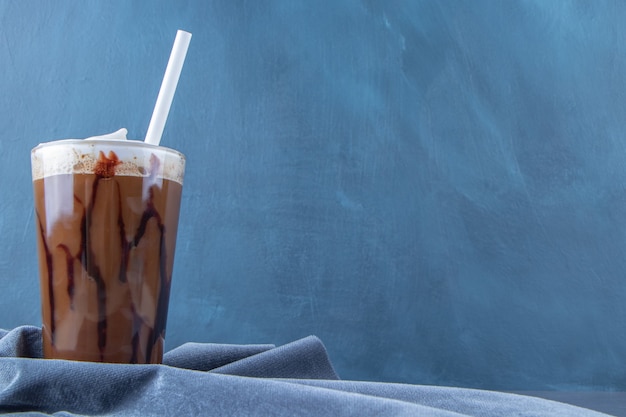 Moka Au Chocolat Dans Un Verre Sur Morceau De Tissu, Sur La Table Bleue.