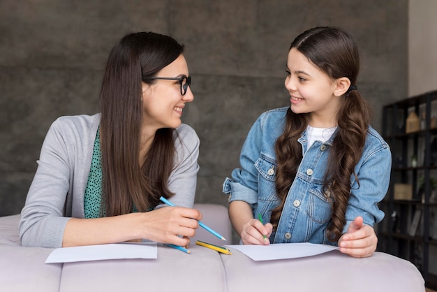 Photo gratuite moma et fille dessin