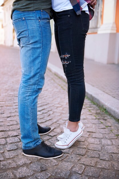 Moment de couple romantique dans la ville