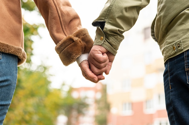 Photo gratuite moment doux angle faible avec couple de personnes âgées