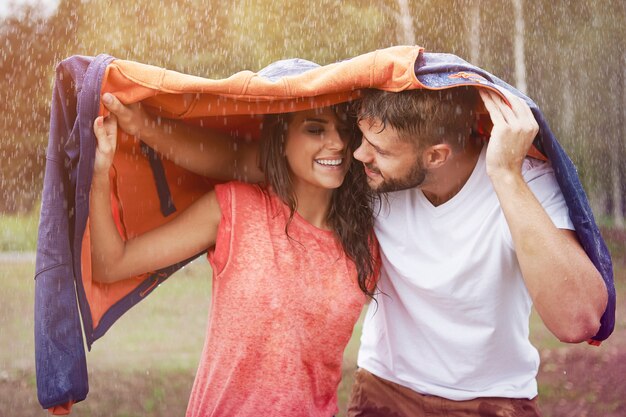 Moment romantique sous la pluie