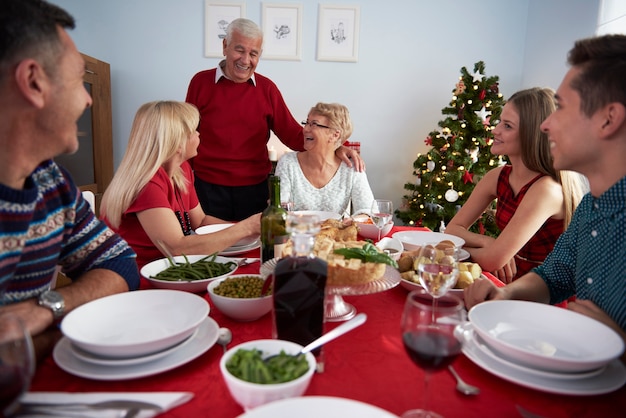 Photo gratuite moments drôles pendant la veille de noël