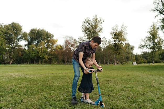 Moments père et fille passer du temps dans la nature