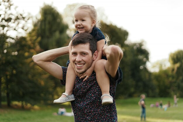 Moments Père Et Fille Passer Du Temps Dans La Nature