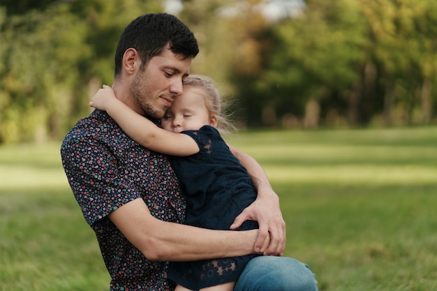 Moments père et fille passer du temps dans la nature