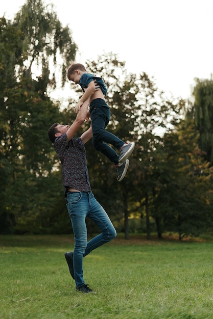 Les moments père et fils passent du temps à l'extérieur