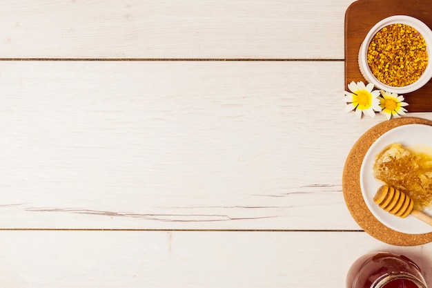 Mon chéri; pollen d'abeille et nid d'abeille disposés en rangées sur une table en bois