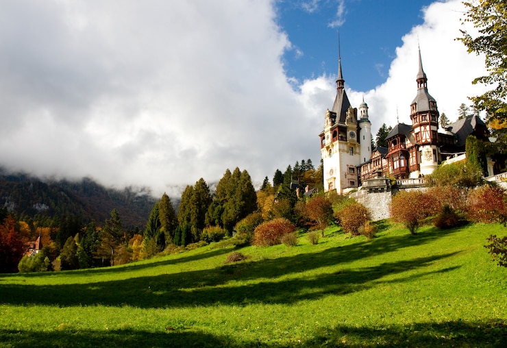 Photo gratuit monastère historique de sinaia entouré d'arbres verts à sinaia, roumanie