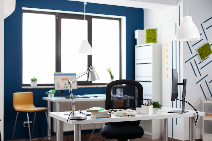 Photo gratuit moniteur avec graphiques financiers, graphiques et statistiques sur le lieu de travail du bureau de l'entreprise