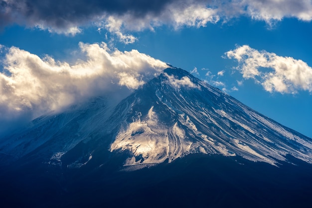 Photo gratuite mont fuji au japon. ton sombre.