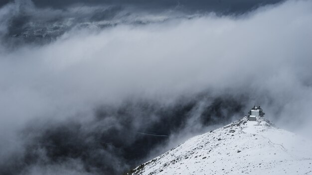 Montagne blanche sous les nuages blancs pendant la journée