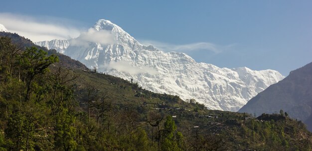 Montagne couverte de neige et d'un ciel bleu