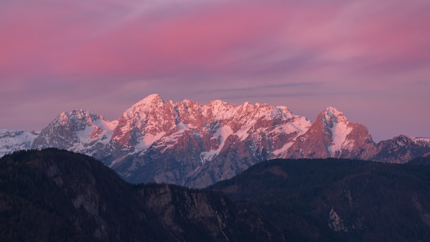 Montagne couverte de neige pendant la journée