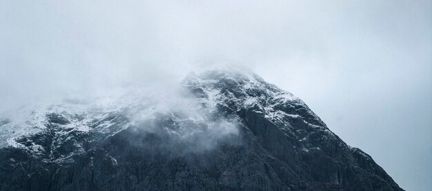 Montagne enneigée un jour brumeux