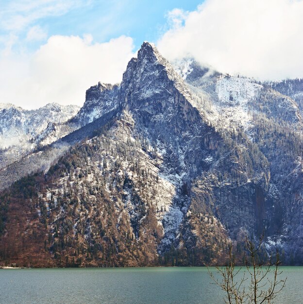 Montagne enneigée avec des nuages