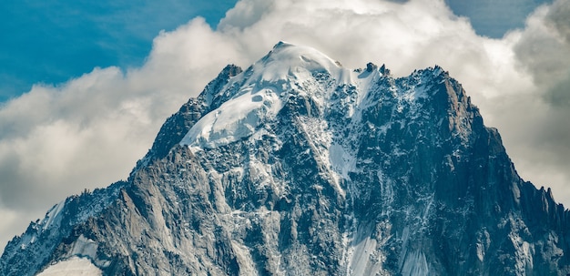 Montagne enneigée et nuages