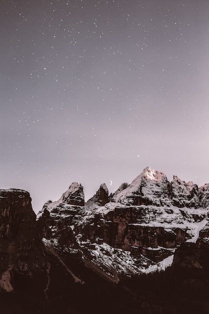 Montagne enneigée pendant la soirée