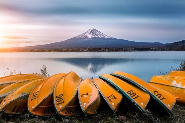 Montagne Fuji et bateau au lac Kawaguchiko, Japon.