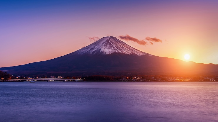 Photo gratuit montagne fuji et lac kawaguchiko au coucher du soleil, saisons d'automne montagne fuji à yamanachi au japon.