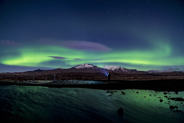 Montagne glaciaire avec lumière Aurora