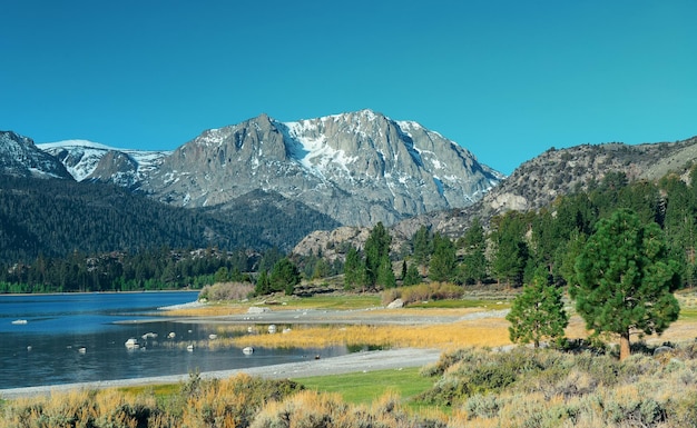 Montagne de neige et lac avec reflets à Yosemite.